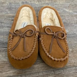 Boys slippers by Crewcuts, new without tags. Size 2